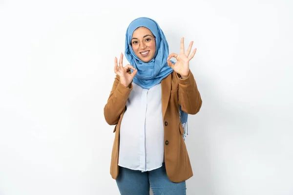 Mulher Grávida Muçulmana Usando Hijab Mostrando Ambas Mãos Com Dedos — Fotografia de Stock