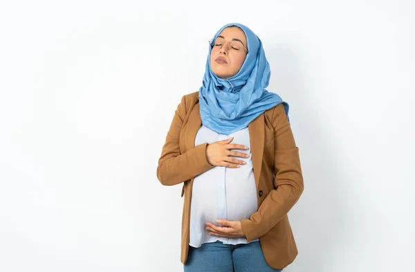 Muslim Těhotná Žena Nosí Hidžáb Vypadá Ospalý Unavený Vyčerpaný Pro — Stock fotografie