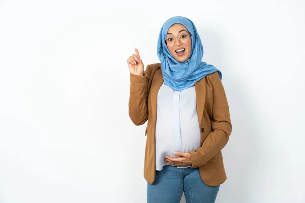 Muslim Těhotná Žena Nosí Hidžáb Drží Prst Nahoru Nápadem Pózování — Stock fotografie