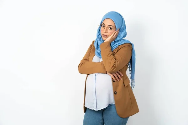 Velmi Znuděný Muslim Těhotná Žena Nosí Hidžáb Držet Ruku Tváři — Stock fotografie