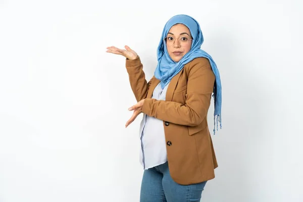 Muslim Těhotná Žena Nosí Hidžáb Ukazuje Stranou Oběma Rukama Ukazuje — Stock fotografie
