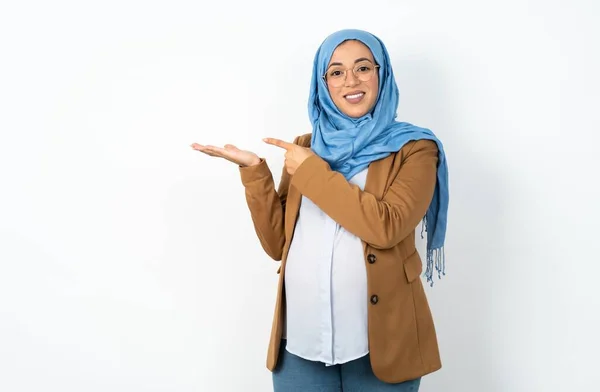 Mulher Grávida Muçulmana Vestindo Hijab Mostrando Mão Palma Fazendo Gesto — Fotografia de Stock