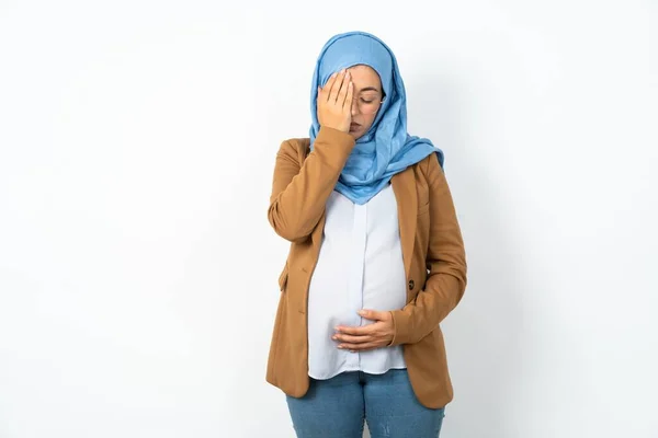 Unavený Přepracovaný Muslim Těhotná Žena Nosí Hidžáb Ospalý Výraz Zachmuřený — Stock fotografie