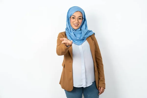 Muslim Těhotná Žena Sobě Hidžáb Úsměvem Veselá Nabídka Dlaně Ruka — Stock fotografie