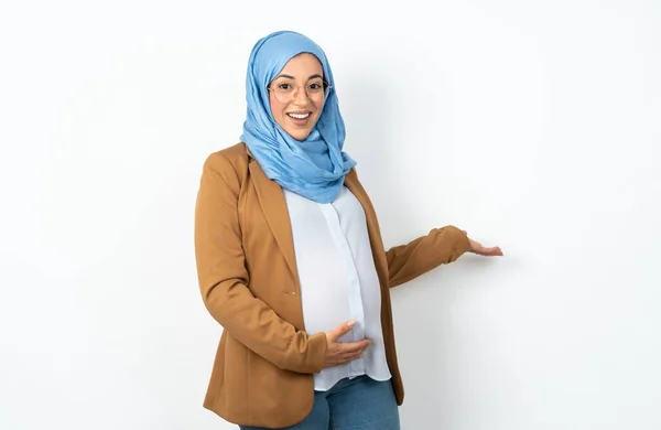 イスラム教の妊婦は幸せで陽気で 陽気で 笑顔で歓迎し フレンドリーなジェスチャーであなたを招待します — ストック写真