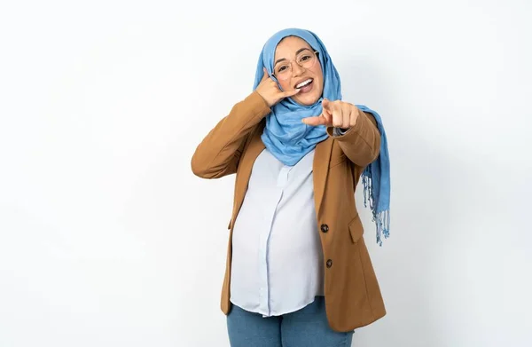 Mulher Grávida Muçulmana Vestindo Hijab Sorrindo Alegremente Apontando Para Câmera — Fotografia de Stock