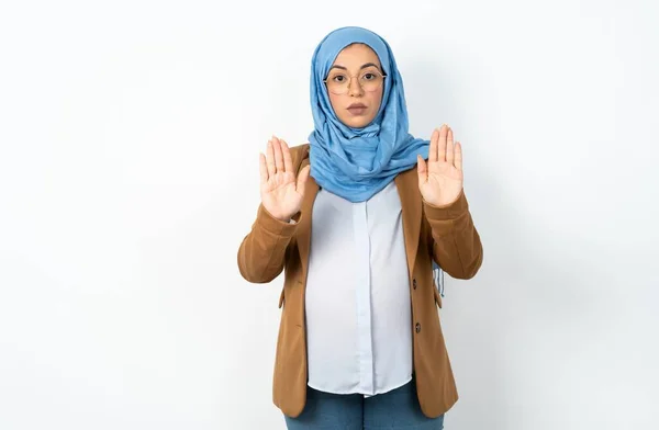 Σοβαρή Μουσουλμάνα Έγκυος Γυναίκα Φορώντας Χιτζάμπ Τραβά Παλάμες Προς Την — Φωτογραφία Αρχείου