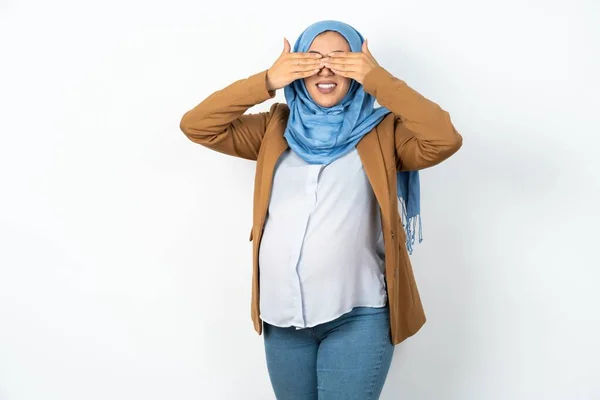 イスラム教徒の妊婦は 笑顔で面白い手でヒジャーブを覆う目をしている ブラインドコンセプト — ストック写真