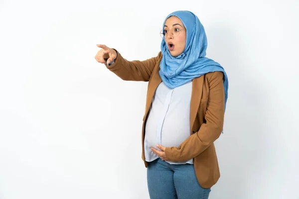 Muslim Těhotná Žena Sobě Hidžáb Ukazuje Prstem Překvapený Dopředu Otevřená — Stock fotografie