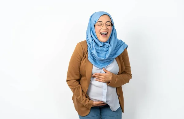 イスラム教徒の妊婦が笑顔で大声で笑う 身体に手のひらで面白いクレイジーなジョーク — ストック写真