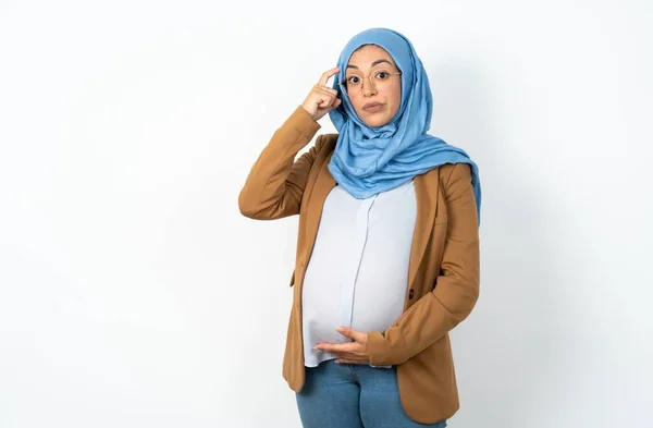 Muslim Těhotná Žena Nosí Hidžáb Snaží Zapamatovat Něco Drží Prst — Stock fotografie