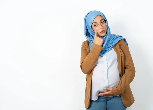 あなたがジェスチャー 疑わしい表現を見ている目に指すヒジャブを着ているイスラム教の妊婦 — ストック写真