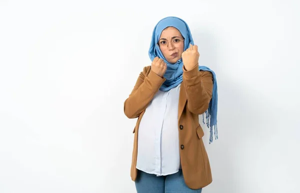 Muslimsk Gravid Kvinne Iført Hijab Klar Til Kjempe Med Knyttneve – stockfoto