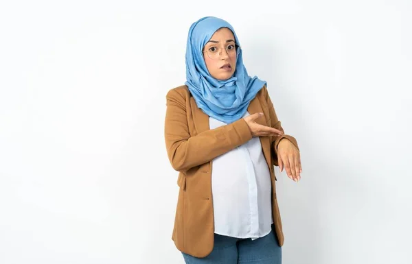 Muslim Těhotná Žena Nosí Hidžáb Spěchu Ukazuje Čas Netrpělivost Rozrušený — Stock fotografie