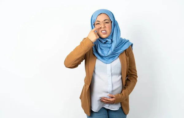 ヒジャーブを着たイスラム教徒の妊婦は 額に不満を指し 黒毛の醜い感染症を指摘する にきびおよび皮問題 — ストック写真