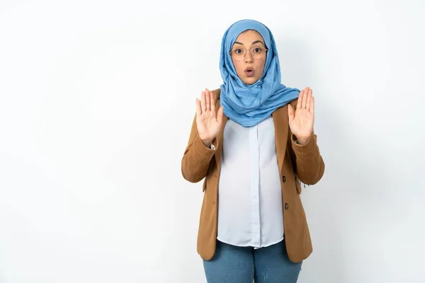 Muslim Těhotná Žena Nosí Hidžáb Pohybující Dlaně Ukazující Odmítnutí Popírání — Stock fotografie