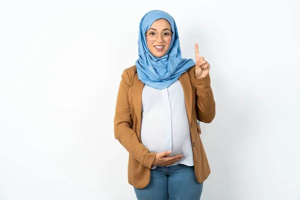 Muslim Těhotná Žena Sobě Hidžáb Ukazuje Ukazuje Prstem Číslo Jedna — Stock fotografie