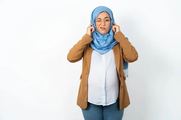 Muslimská Těhotná Žena Nosí Hidžáb Zakrývající Uši Prsty Otráveným Výrazem — Stock fotografie