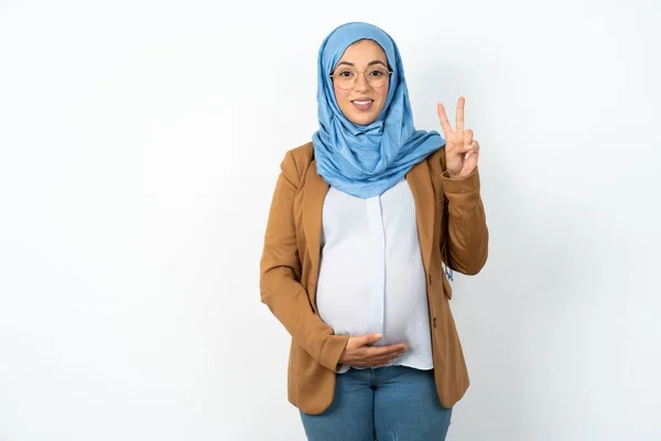 Muslim Těhotná Žena Sobě Hidžáb Ukazuje Ukazuje Prsty Číslo Dvě — Stock fotografie