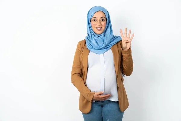 Muslim Těhotná Žena Sobě Hidžáb Ukazuje Ukazuje Prsty Číslo Čtyři — Stock fotografie