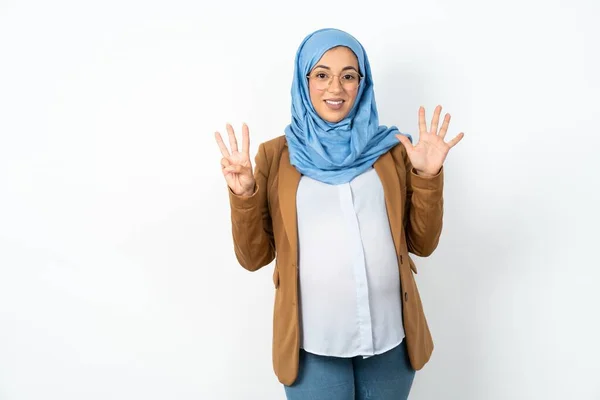 Muslim Pregnant Woman Wearing Hijab Showing Pointing Fingers Number Eight — Stock Photo, Image