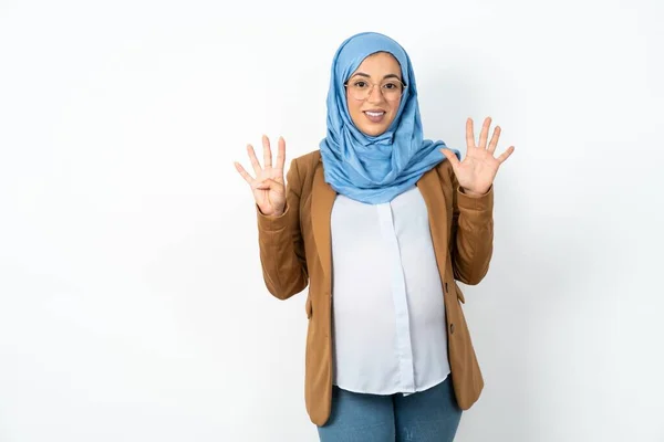 Mulher Grávida Muçulmana Vestindo Hijab Mostrando Apontando Para Cima Com — Fotografia de Stock