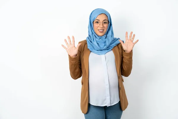 Μουσουλμάνα Έγκυος Γυναίκα Φορώντας Χιτζάμπ Δείχνει Και Δείχνοντας Προς Πάνω — Φωτογραφία Αρχείου