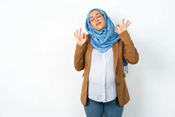 Muslim Těhotná Žena Nosí Hidžáb Relaxovat Usmívat Zavřenýma Očima Dělat — Stock fotografie