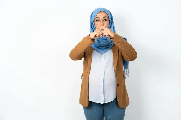 Muslim Těhotná Žena Nosí Hidžáb Odmítnutí Naštvaný Výraz Kříž Prsty — Stock fotografie
