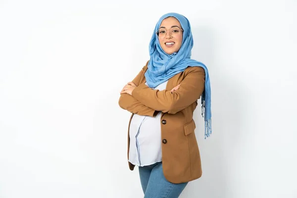 Muslimische Schwangere Mit Hidschab Gesichtszügen Lächelt Mit Verschränkten Armen Die — Stockfoto