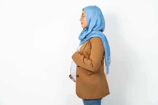 Muslim Těhotná Žena Nosí Hidžáb Hledá Stranu Relaxační Profil Pózovat — Stock fotografie