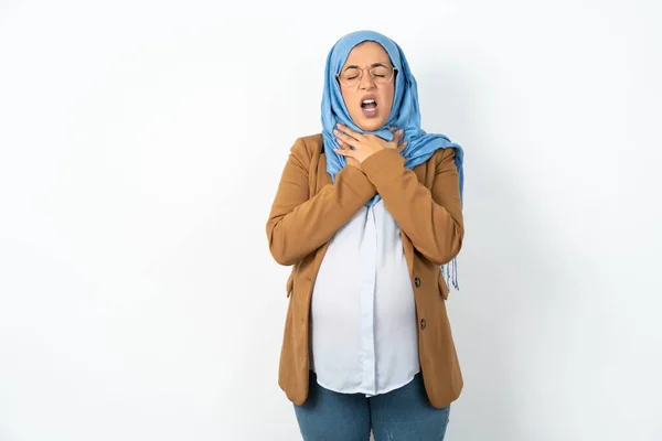 Muslimka Těhotná Žena Nosí Hidžáb Křičí Udusit Protože Bolestivé Škrcení — Stock fotografie