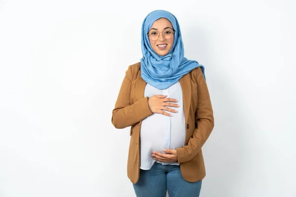 Muslim Těhotná Žena Nosí Hidžáb Šťastným Chladným Úsměvem Tváři Šťastný — Stock fotografie