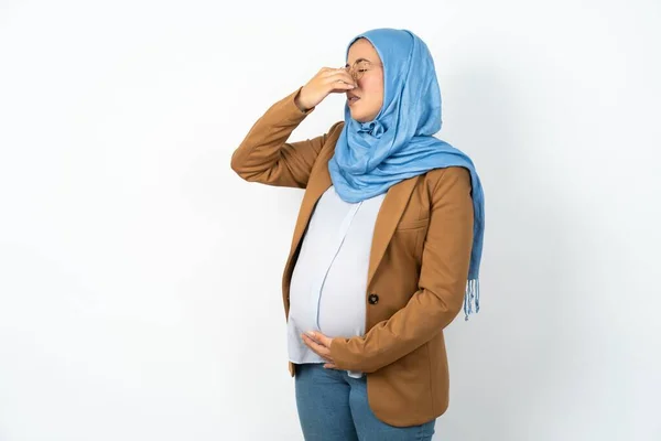 Muslimská Těhotná Žena Hidžábu Cítí Něco Smradlavého Odporného Nesnesitelného Zadržuje — Stock fotografie