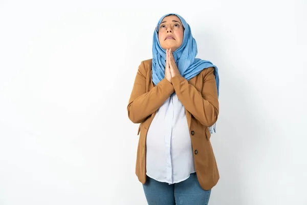 Μουσουλμάνα Έγκυος Γυναίκα Φορώντας Μαντίλα Επαιτεία Και Προσεύχεται Χέρια Μαζί — Φωτογραφία Αρχείου