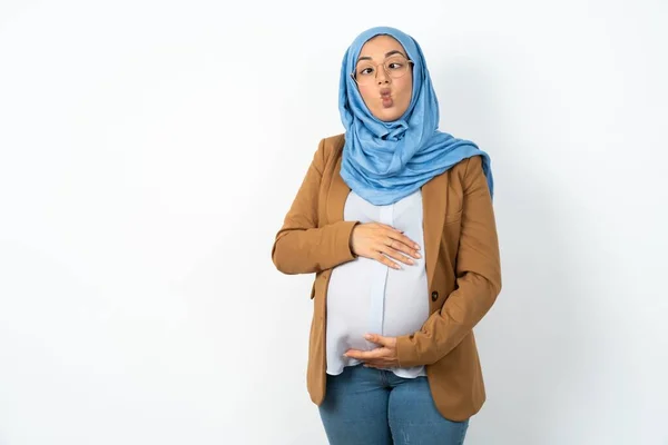 Muslim Těhotná Žena Nosí Hidžáb Dělat Rybí Obličej Rty Bláznivé — Stock fotografie