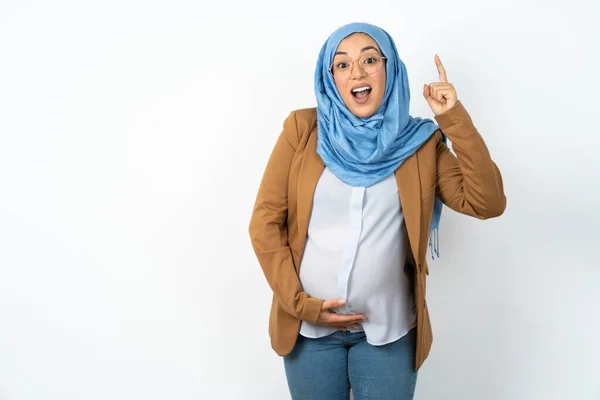 イスラム教徒の妊婦は 指を指し 天才的な思考に触発され 良いアイデアの兆候を示し 頭の中で賢明な解決策を持って見ています — ストック写真