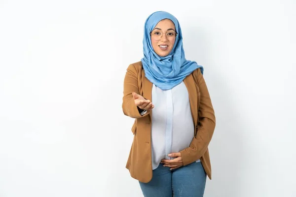 Muslim Těhotná Žena Sobě Hidžáb Usměvavý Přátelské Nabízení Potřesení Rukou — Stock fotografie