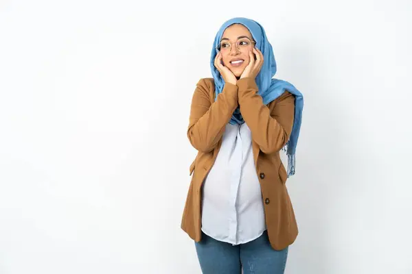 Inspirováno Muslim Těhotná Žena Nosí Hidžáb Při Pohledu Copyspace Myšlenkami — Stock fotografie
