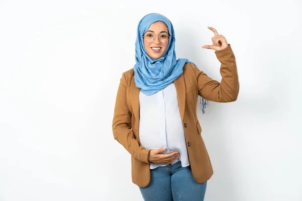 Mulher Grávida Muçulmana Vestindo Hijab Sorrindo Gestos Confiantes Com Mão — Fotografia de Stock