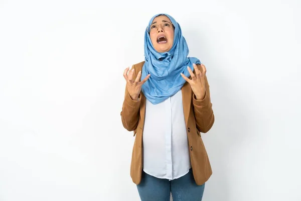 Těhotná Muslimka Nosí Hidžáb Šílený Šílený Křičí Křičí Agresivním Výrazem — Stock fotografie