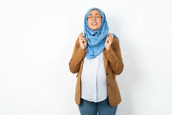Έγκυος Μουσουλμάνα Που Φοράει Χιτζάμπ Και Κάνει Χειρονομίες Σταυρωμένα Δάχτυλα — Φωτογραφία Αρχείου