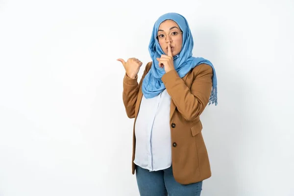 Těhotné Muslimka Sobě Hidžáb Žádá Být Zticha Prstem Rtech Ukazuje — Stock fotografie