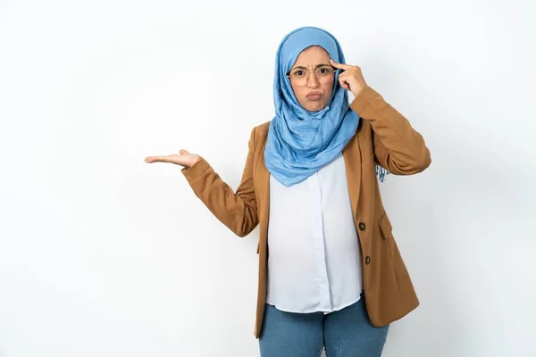 Mulher Muçulmana Grávida Vestindo Hijab Confuso Irritado Com Palma Aberta — Fotografia de Stock