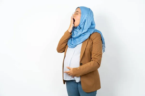 Těhotná Muslimka Nosí Hidžáb Být Unavený Zívání Celý Den Strávený — Stock fotografie