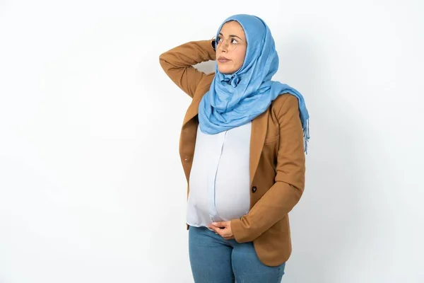 Těhotná Muslimka Nosí Hidžáb Zmatek Divit Otázce Nejistý Pochybami Přemýšlející — Stock fotografie