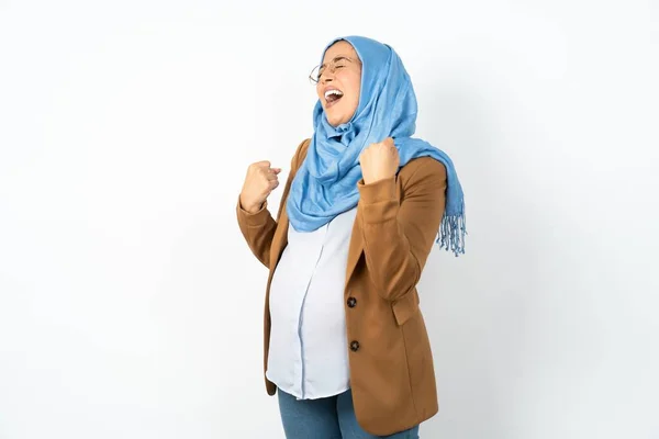 Těhotné Muslimka Sobě Hidžáb Slaví Překvapen Ohromen Pro Úspěch Zdviženými — Stock fotografie