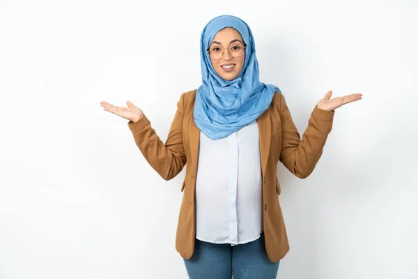 2つの手のひらのコピースペースを持っているヒジャブを身に着けている陽気な妊婦イスラム教徒の女性 — ストック写真