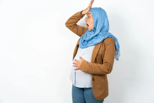 Donna Musulmana Incinta Che Indossa Hijab Sorpreso Con Mano Sulla — Foto Stock