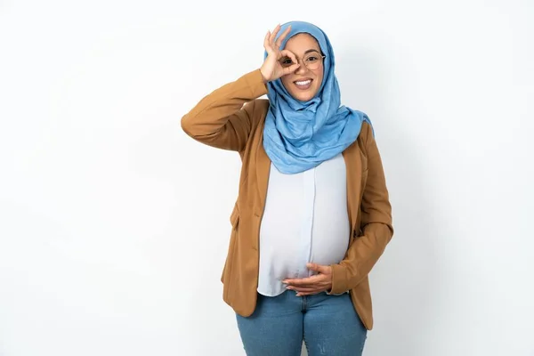 妊娠したイスラム教徒の女性は 手の笑顔でOkジェスチャーを行い 幸せな顔で指を通して見ています — ストック写真